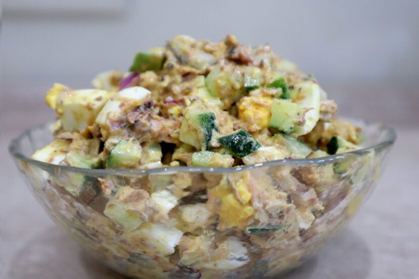 Салат из консервы рыбной с яйцом