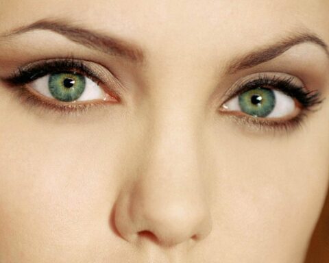 Какой цвет подчеркивает зеленые глаза?
