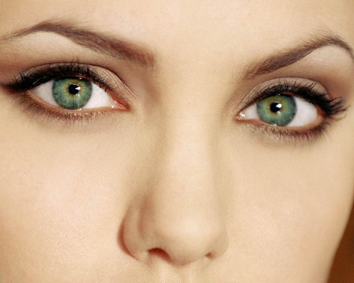Какой цвет подчеркивает зеленые глаза