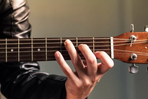 Обучение на гитаре с нуля — отличное хобби для взрослого человека